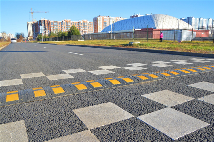 Лежачий полицейский на городской дороге