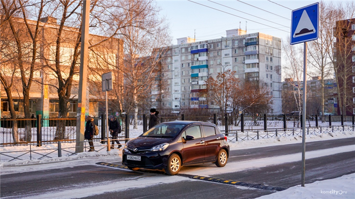 Искусственная неровность для безопасного движения вблизи школы