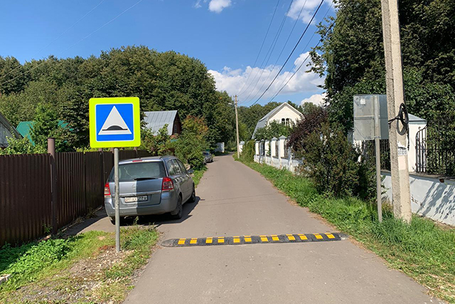 Дорожный знак Искусственная неровность перед лежачим полицейским