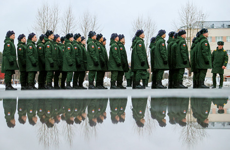 Призывники перед отправкой из сборного пункта к местам прохождения военной службы. Архив.