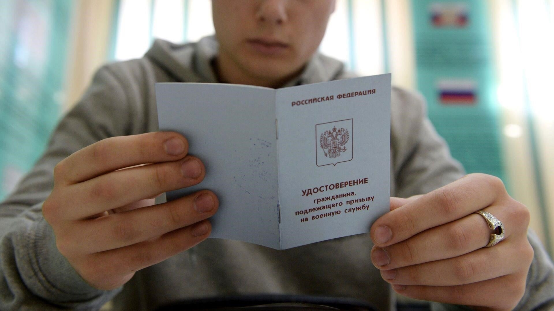Первичная регистрация: Граждане, желающие поступить на службу, обязаны посетить военкомат своего района, где они вносят личные данные и предоставляют документы, подтверждающие право на службу.
