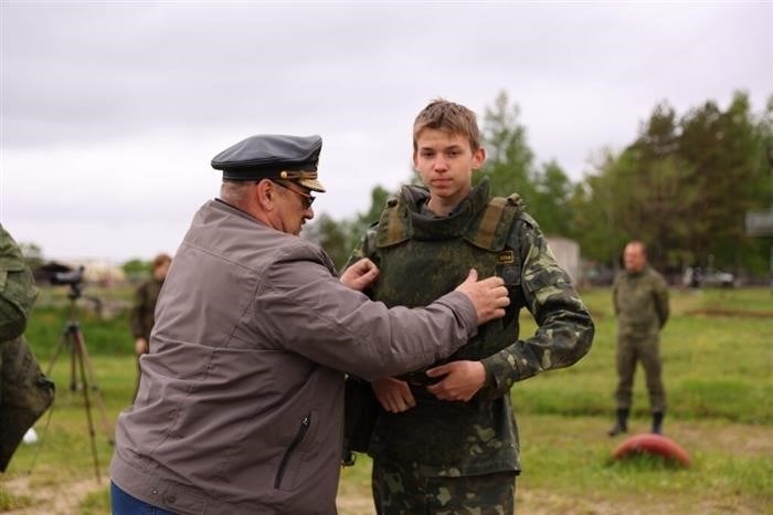 Василий Орлов проинспектировал сборы амурских школьников в тире