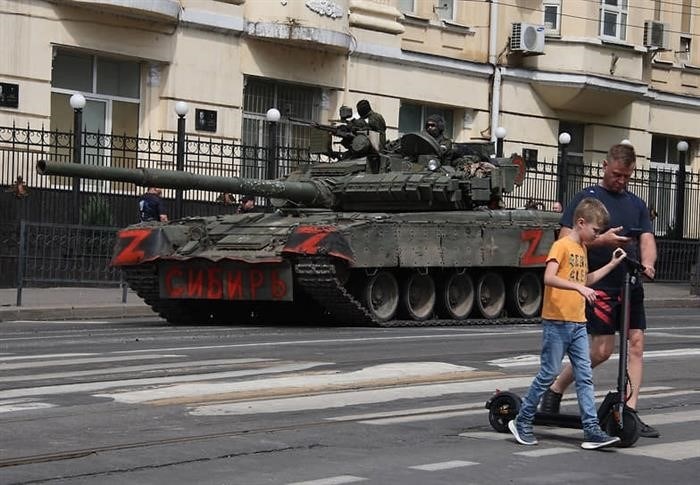 Боевая колесница на улицах Ростова-на-Дону