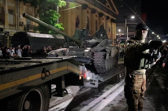 Фаланга военной техники на Городской дороге