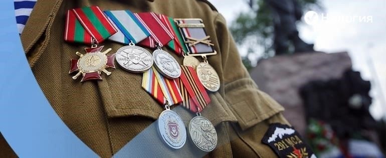 Чтобы рассчитать зарплату ветерана боевых действий с учетом применимых налоговых скидок, необходимо выполнить несколько шагов. Ветераны, участвовавшие в боевых действиях, имеют право на специальные надбавки, которые уменьшают их налогооблагаемый доход, что, в свою очередь, снижает сумму налога, которую они должны заплатить. Эти надбавки рассчитываются на основе стандартной зарплаты и соответствующего налогового законодательства на 2025 год.