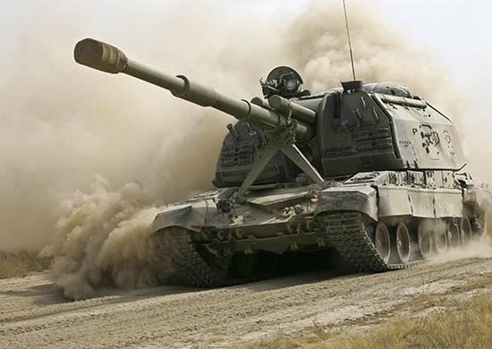 Для финских вооруженных сил приоритетом является гибкость. Сухопутные войска в значительной степени полагаются на современную артиллерию, которая занимает стратегически выгодные позиции для защиты ключевых объектов. Кроме того, военно-воздушные силы обеспечивают тактическую поддержку, позволяя быстро реагировать в зависимости от ситуации. Авиация в сочетании с передовыми технологиями позволяет не ограничивать оборону одним фронтом, а быть эффективной на нескольких театрах военных действий.