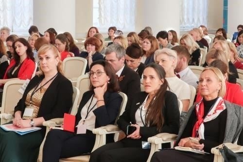 Для тех, кто рассматривает возможности будущей карьеры, может оказаться полезным посещение семинаров или мастер-классов, посвященных навыкам, необходимым в гражданской рабочей силе. Такие семинары охватывают широкий спектр тем - от составления резюме до собеседований - и могут повысить вероятность плавного перехода. Детальное понимание того, как гражданские компании оценивают военный опыт, даст вам преимущество на рынке труда.