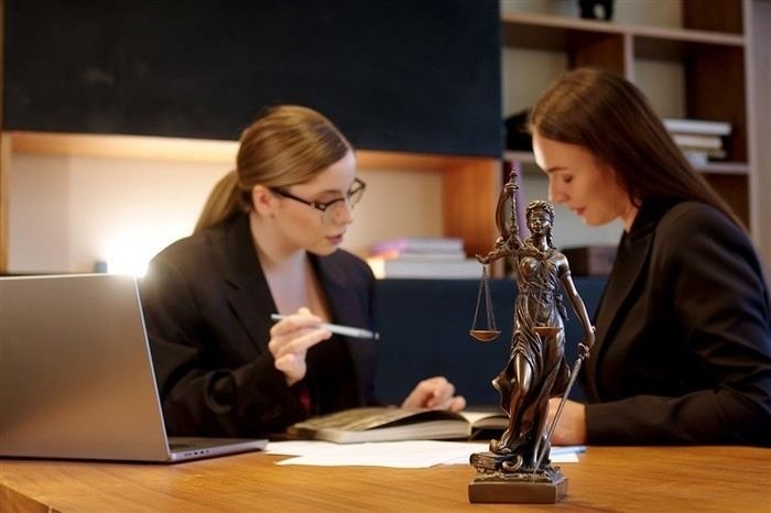 Назначение судебного заседания и уведомление сторон