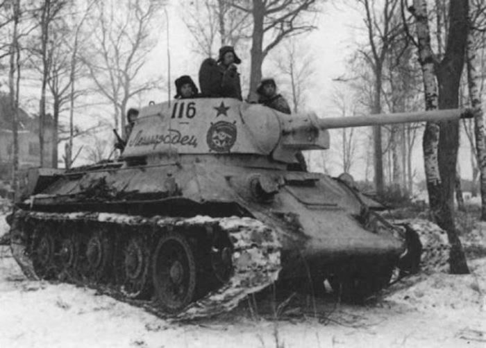 Известная наземная и воздушная техникаК началу 1970-х годов Народная армия Вьетнама (PAVN) была значительно усилена танками и современными артиллерийскими орудиями. Среди наиболее заметных были танки Т-54 и Т-55, которые часто использовались в больших количествах во время ключевых сражений. Эти модели обеспечивали повышенную мобильность и огневую мощь на поле боя, что давало существенное преимущество в поздние годы войны.
