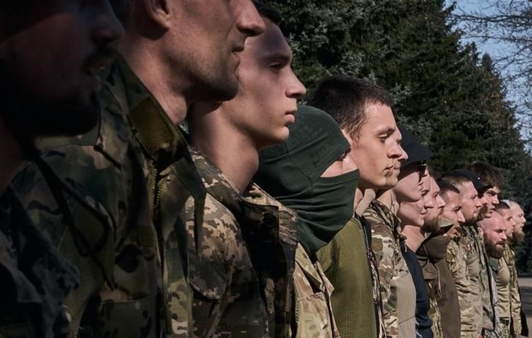 Обычные наказания за дезертирство включают тюремное заключение, лишение военных льгот и увольнение с позором. В некоторых случаях дезертирство может повлечь за собой смертную казнь, особенно в военное время или в ситуациях, когда дезертирство непосредственно вредит успеху военных операций.