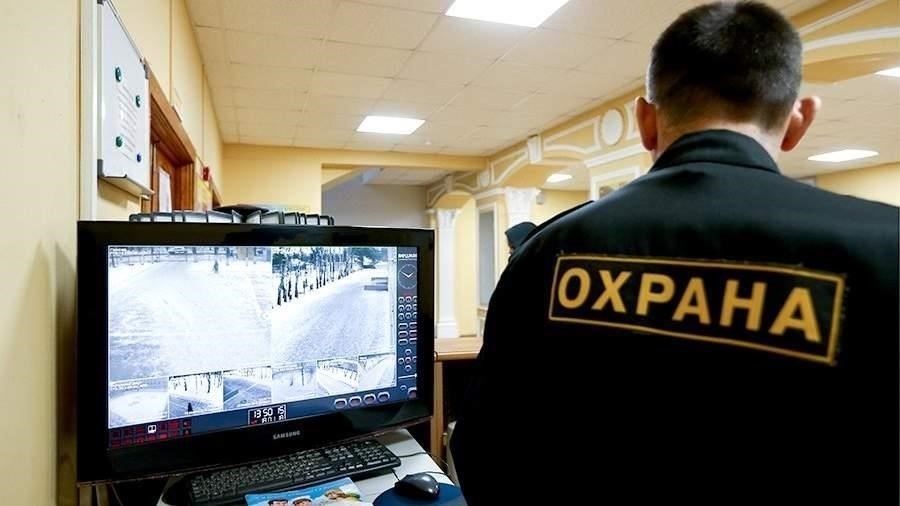 Охранникам предоставляются различные льготы, включая медицинское обслуживание за счет штата и право претендовать на жилье по федеральным программам. Охранникам также предоставляется надежный карьерный рост с возможностью продвижения по службе в ФСБ. Те, кто обладает специальными навыками в таких областях, как связь или разведка, могут получить дополнительные финансовые стимулы. Федеральное правительство предлагает различные вакансии для тех, кто заинтересован в такой службе, особенно приглашая патриотов, желающих служить и защищать нацию. Охранникам предоставляется широкий выбор программ профессионального развития, начиная от физической подготовки и заканчивая специализированными военными операциями.