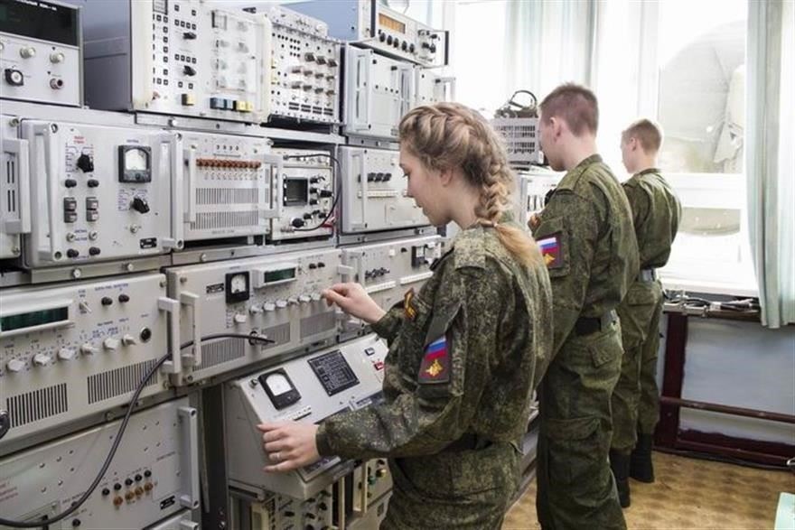 Понимание специфики тренировочного режима имеет решающее значение. Вооруженные силы требуют, чтобы новобранцы быстро адаптировались к жизни в казарме и проходили строгие учения и тесты, призванные оценить боеготовность.