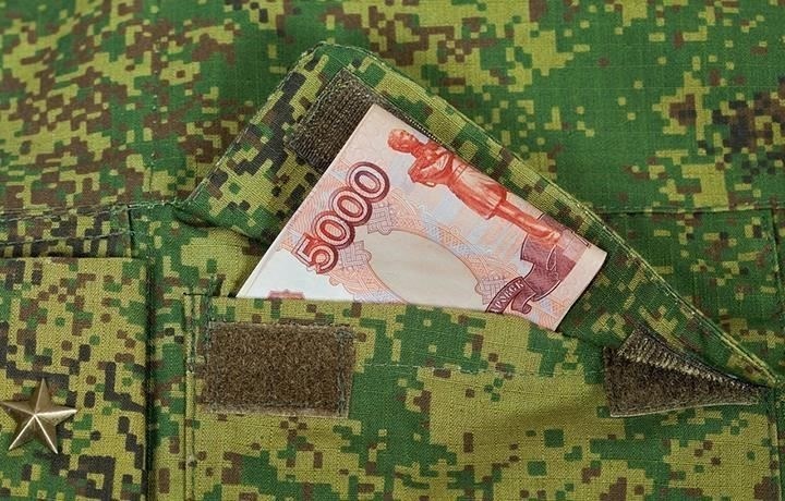 Правовые положения, касающиеся военной службы и соответствующих льгот, изложены в различных нормативных актах. Они включают в себя конкретные статьи, регулирующие расчет выслуги лет, пособий и страховых выплат. Судебные органы ссылаются на эти акты при рассмотрении дел, связанных с расхождениями в страховых выплатах, пособиях по болезни и других выплатах, связанных со сроком службы военнослужащего. Обычно в суде рассматриваются вопросы о правильности включения периодов отпуска по болезни в послужной список и о том, влияют ли они на начисление пенсии или страхового покрытия.