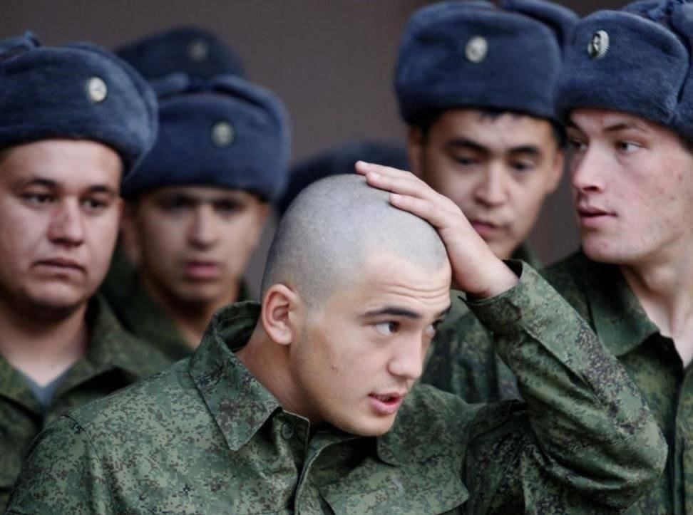 Призывникам с высшим образованием или предыдущим военным опытом может быть отдано предпочтение, а желающие служить офицерами должны соответствовать дополнительным академическим критериям и успешно пройти программы подготовки офицеров. Если вы вступаете в армию в качестве добровольца, конкретных карьерных программ не существует, но условия контракта будут варьироваться в зависимости от выполняемой работы и требуемых навыков.