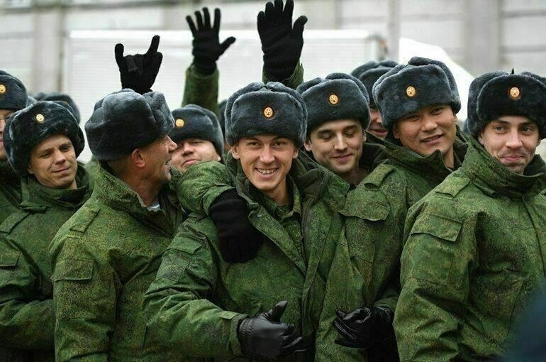 Призывники должны знать, что во время службы их трудовой статус защищен. По закону работодатель обязан сохранить за призывником рабочее место на время службы. После возвращения призывник имеет право вернуться на ту же должность без потери трудового стажа.