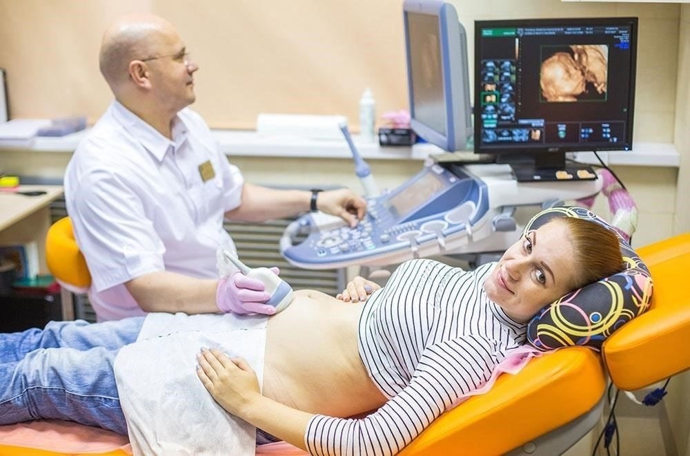 Согласно законодательству, беременные женщины и матери с маленькими детьми имеют особые гарантии защиты. Их нельзя принудить к неоплачиваемому отпуску или увольнению в связи с мобилизацией.