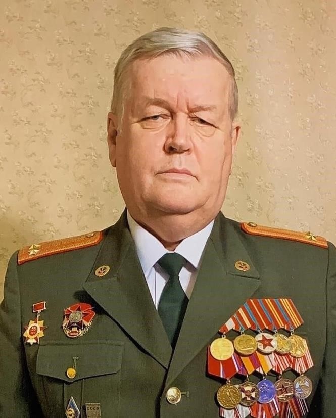 Среди других оснований для награждения - личное мужество и героизм в бою, когда действия офицера непосредственно способствовали защите интересов России или выполнению важнейших заданий. В некоторых случаях награждаемых также отмечают за многолетнюю службу в российских вооруженных силах и высокие достижения на протяжении всей карьеры.