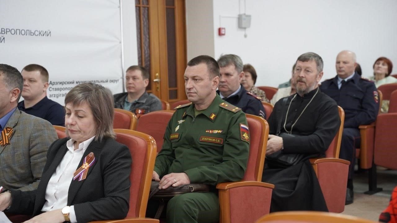 В Министерстве внутренних дел Беларуси присвоение званий происходит по определенной схеме в зависимости от профессионального опыта и продолжительности службы. Сотрудники повышаются в званиях по мере накопления опыта, выполнения служебных обязанностей и соблюдения определенных требований, установленных МВД.