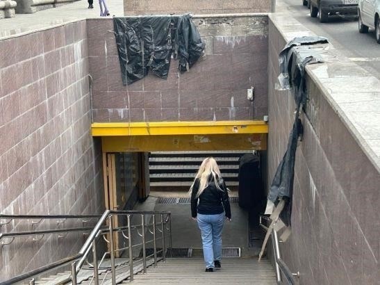 В предстоящих сериях, разворачивающихся на фоне Ростова, ключевые откровения бросят вызов следственному сообществу. Группа инсайдеров во главе с Марией и Анной раскроет скрытые связи, которые тянутся еще с 2000 года. Эти факты раскрывают запутанную сеть, связанную как с местными, так и с международными игроками, что привносит новую динамику в разворачивающиеся события. Ожидайте сильного присутствия Имперцев, которые, судя по всему, имеют глубокие связи с властными структурами города, что добавляет еще один слой интриги в ситуацию.