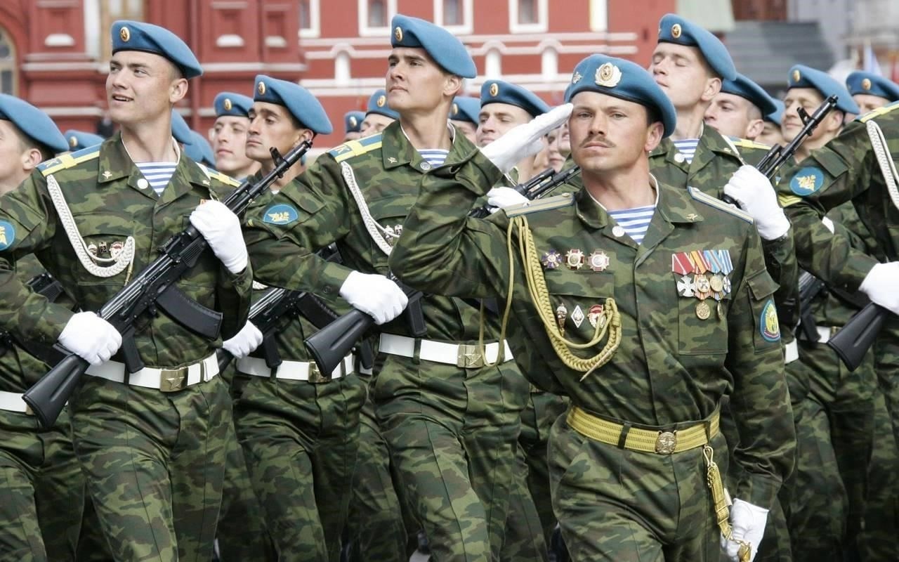 В российской армии приветствие служит не только знаком уважения, но и напоминанием о долге и чести. Рядовой, встретившись с начальником, обязан отдать честь, чтобы поддержать порядок и соблюсти воинские обычаи. Этот акт регулируется строгими правилами, гарантирующими, что все чины, от самого высокого командира до самого низкого рядового, демонстрируют взаимное уважение и дисциплину. Несоблюдение этого правила может быть расценено как неуважение к командному составу.