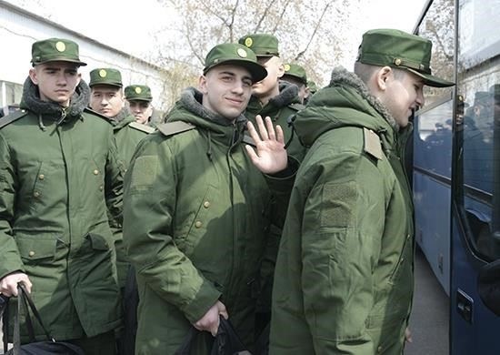 В случаях, когда человек подлежал призыву на военную службу, перевод будет осуществляться в соответствии с конкретными условиями, изложенными в законодательстве, касающемся мобилизации военнослужащих. Военнослужащий может быть переведен на новую должность без нарушения своих обязанностей по военной службе, что обеспечивает непрерывность его послужного списка.
