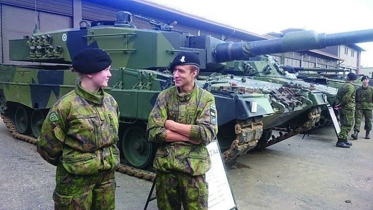 В современных сценариях военные силы Финляндии построены таким образом, чтобы быстро реагировать на происходящее, используя хорошо скоординированную тактику. В арсенале армии имеются современные танковые подразделения, в которых особое внимание уделяется мобильности и тяжелой защите. Эти танки способны вести как наступательные, так и оборонительные операции, оказывая поддержку пехоте и защищая жизненно важные участки местности. Артиллерия играет не менее важную роль, обеспечивая точность дальних ударов, а также оказывая поддержку другим родам войск, включая авиацию. Взаимодействие танков и артиллерии создает надежную сеть обороны, обеспечивающую готовность к любым военным действиям.