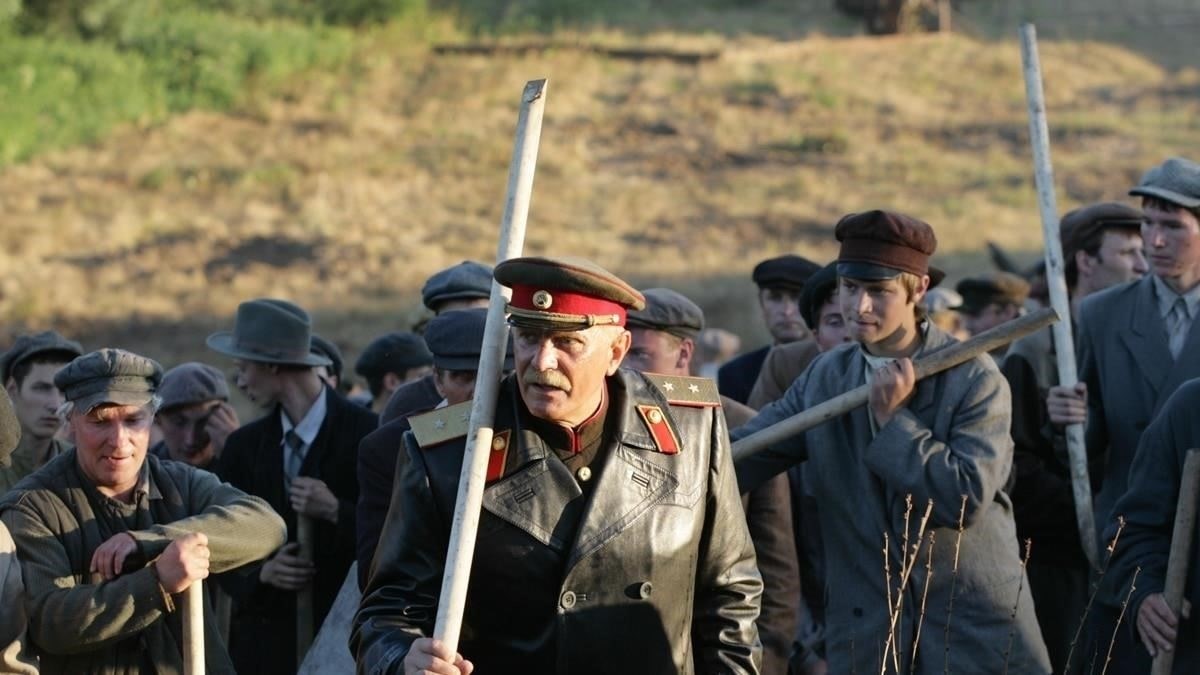 Важно признать, что военный опыт Михалкова повлиял на его дальнейшую работу в кино. Он использовал опыт службы в армии, включив в свои фильмы темы дисциплины, иерархии и патриотизма. Его уникальное положение режиссера позволило ему соединить личные переживания с кинематографическим изображением военной жизни.