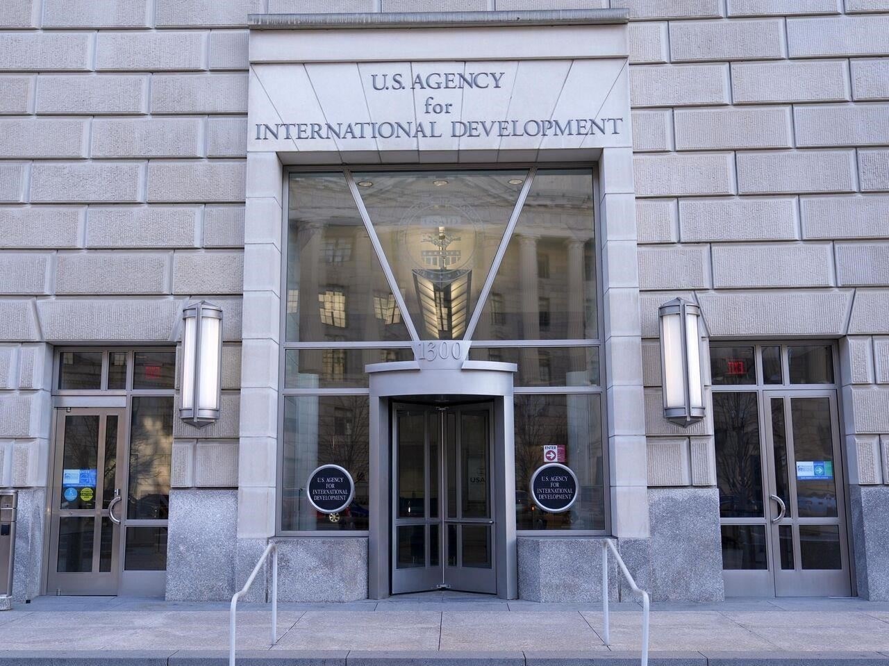 Влияние иностранной помощиПомощь со стороны США и других международных партнеров останется ключевой, хотя акцент будет смещен с прямой помощи на стратегическую поддержку. Украинские лидеры намерены сократить зависимость от иностранной помощи в течение следующих нескольких лет, поставив перед собой цель стабилизировать оборонный бюджет к 2026 году. Если эти планы увенчаются успехом, вооруженные силы Украины смогут вновь занять более прочные позиции в обеспечении безопасности своих границ, не теряя при этом критически важных активов.