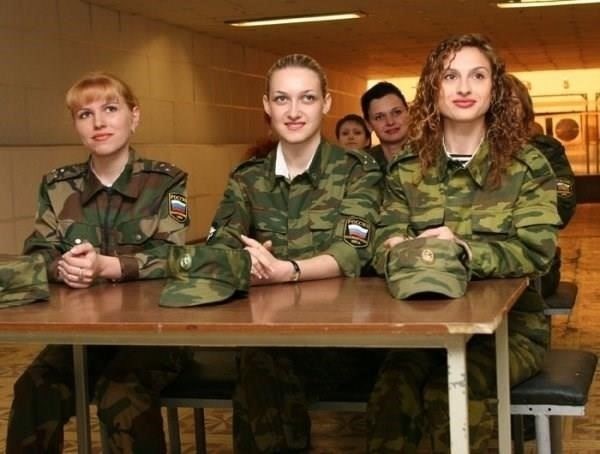 Женщины могут поступать в армию с 18 лет, если они соответствуют необходимым физическим и психологическим требованиям. Кандидаты проходят тот же процесс отбора, что и мужчины, с сопоставимыми требованиями к выносливости, физической подготовке и психической устойчивости. Знание украинского языка является обязательным для всех кандидатов.